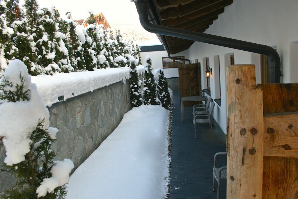 Appartements "Da Zillertaler Und Die Geigerin" Mayrhofen Ruang foto